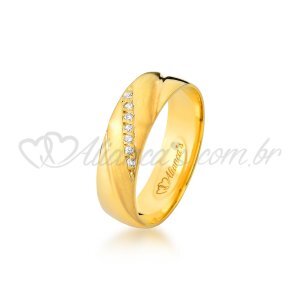 Aliana com brilhantes trabalhada em ouro 18k - 750