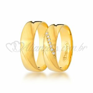 Par de alianas trabalhada com brilhantes em ouro amarelo 18K - 750