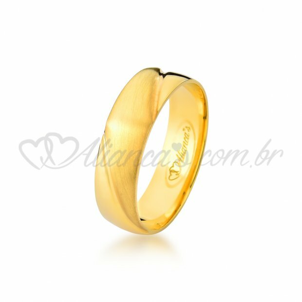Par de alianas trabalhada com brilhantes em ouro amarelo 18K - 750