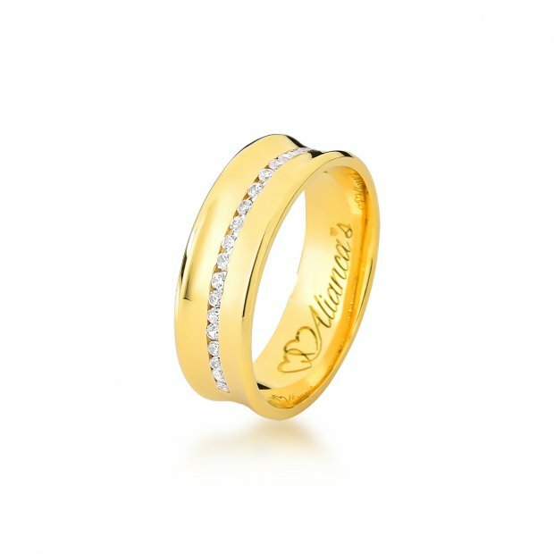 Aliana com brilhantes trabalhada  em ouro amarelo 18k - 750