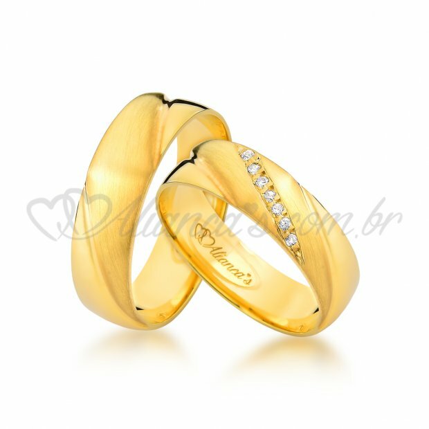 Par de alianas trabalhada com brilhantes em ouro amarelo 18K - 750