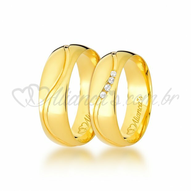 Par de alianas trabalhadas com brilhante em ouro 18k - 750. Ideal para noivado e casamento