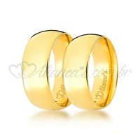 Par de alianças tradicionais lisas em ouro amarelo 18k - 750. Ideal para casamento e noivado.