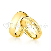 Par de alianças com brilhantes em ouro 18k - Acabamento Abaulado e Semi Anatômico.