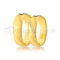 Par de alianças trabalhada com brilhantes em ouro amarelo 18K - 750