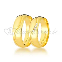 Par de alianças trabalhadas com brilhante em ouro 18k - 750. Ideal para noivado e casamento