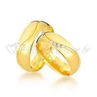 Par de alianças trabalhadas com brilhante em ouro 18k - 750. Ideal para noivado e casamento